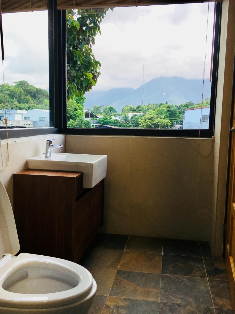 Literature River Bank 文學河岸 民宿 Città di Hualien Esterno foto